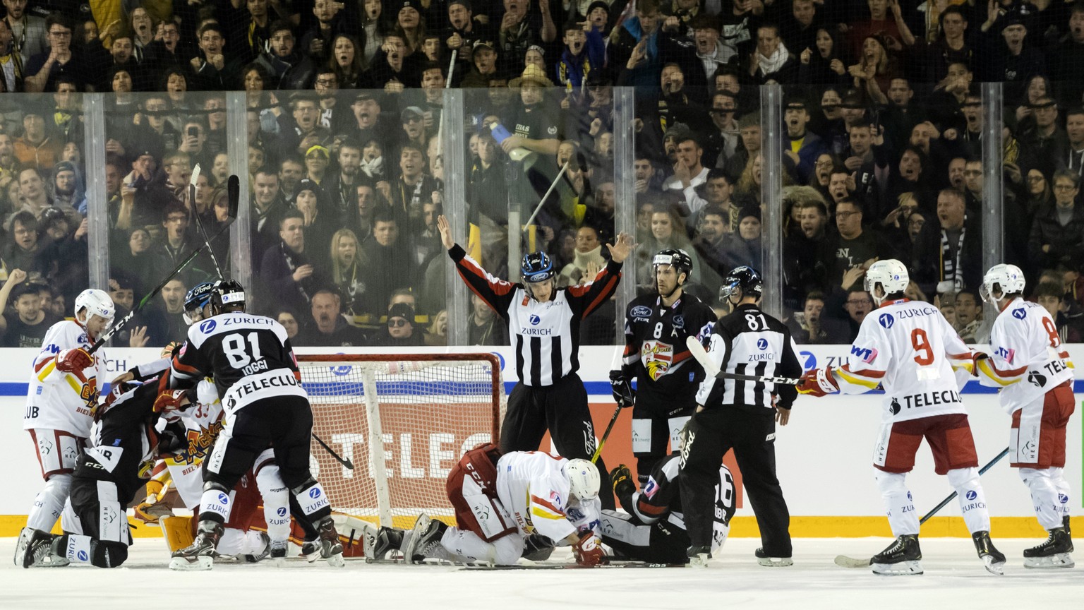 Gedraenge vor dem Bieler Tor im Swiss Ice Hockey Cup Halbfinale zwischen dem HC Ajoie und dem EHC Biel-Bienne in der Patiniore du Voyeboeuf in Porrentruy am Sonntag, 15. Dezember 2019. (KEYSTONE/Georg ...