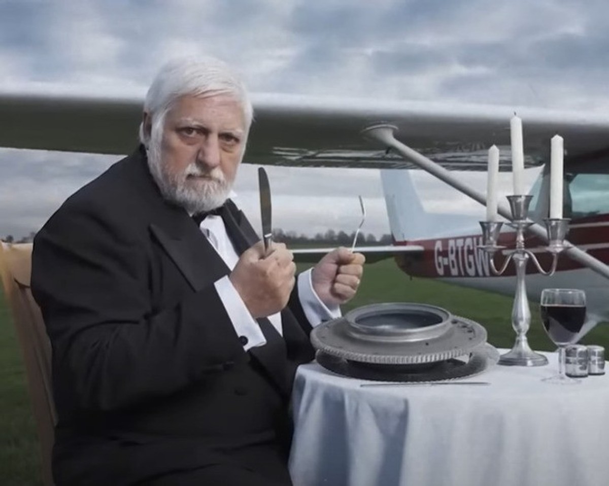 Michel Lotito "Monsieur Mangetout", der "Allesesser", beim konsumieren von Teilen eines Cessna-Flugzeugs. 
https://en.wikipedia.org/wiki/Michel_Lotito