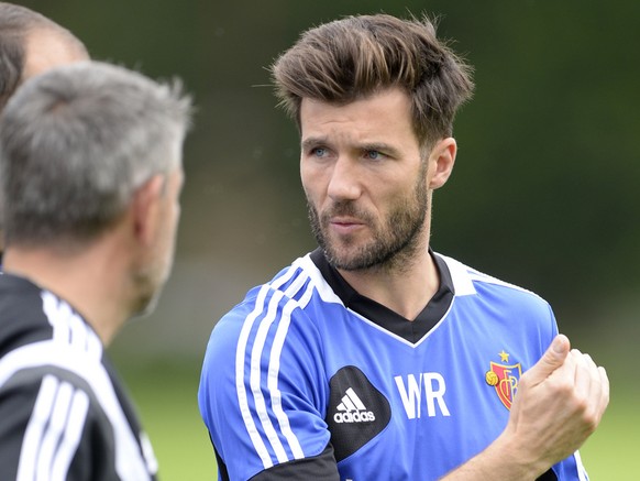 Der U18-Trainer Raphael Wicky, rechts, im Gespraech mit dem neuen Trainer der ersten Mannschaft Urs Fischer, links, beim ersten Training mit der Mannschaft des FC Basel 1983 auf den Trainingsfeldern S ...