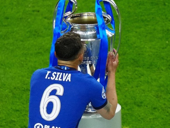 Mandatory Credit: Photo by Dave Shopland/BPI/Shutterstock 11978023lj Thiago Silva of Chelsea kisses the cup Manchester City v Chelsea, UEFA Champions League, Final, Football, Estadio do Dragao, Porto, ...