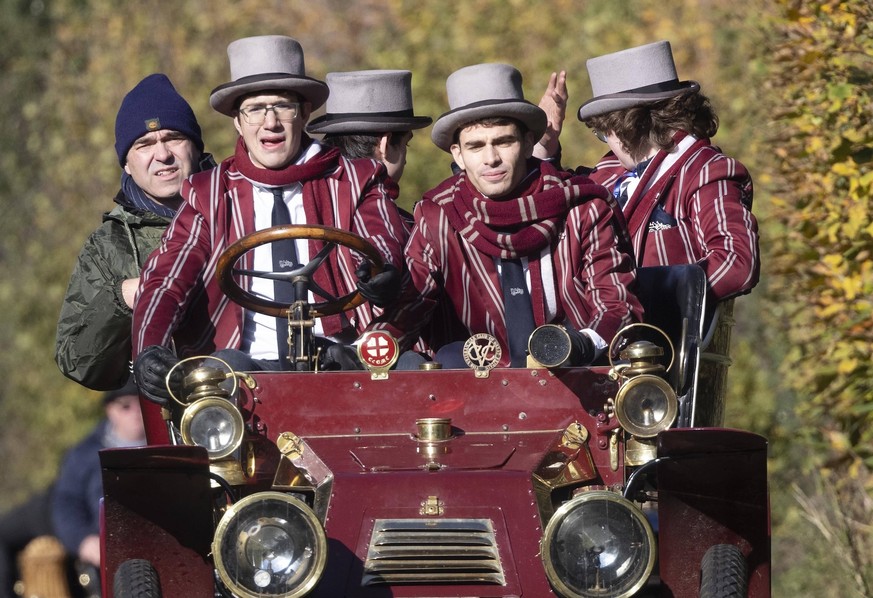 . 02/11/2025. Staplefield , United Kingdom. Competitors approach the village of Staplefield in West Sussex,United Kingdom during the London to Brighton Veteran Car Run. PUBLICATIONxINxGERxSUIxAUTxHUNx ...