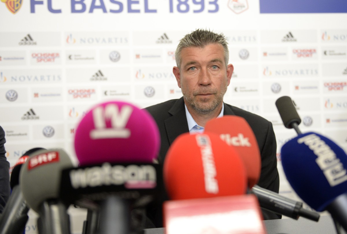 Urs Fischer wird als neuer Trainer des FC Basel vorgestellt, an einer Medienkonferenz des FCB in Basel, am Donnerstag, 18. Juni 2015. Der 49-jaehrige Zuercher folgt auf Paulo Sousa, dessen Vertrag der ...