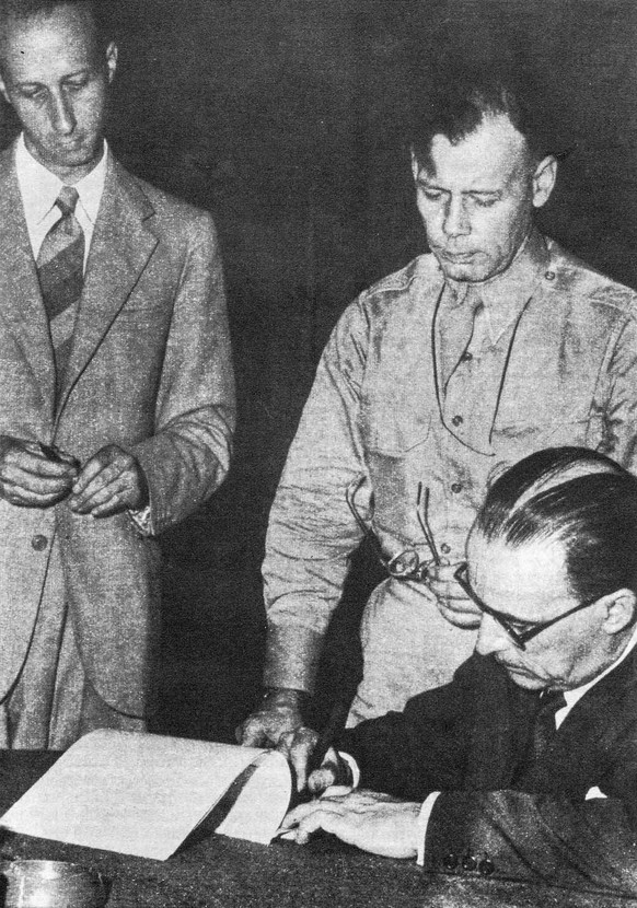 Unterzeichnung des Waffenstillstands 1943 in Cassibile, Sizilien.
https://it.wikipedia.org/wiki/File:Il_generale_Castellano_firma_l%27armistizio_per_conto_di_Badoglio.jpg