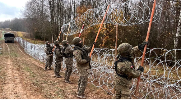 Polnische Soldaten errichten einen Stacheldrahtzaun an der Grenze zu Kaliningrad: Anzeichen dafür, dass es hier zu einer Situation wie an der belarussischen Grenze kommen könnte, gibt es derzeit nicht ...
