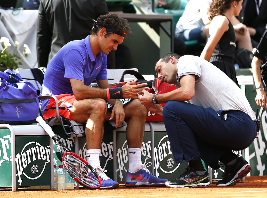 epa04780516 Roger Federer of Switzerland during a break as he plays against his compatriot Stan Wawrinka during their quarterfinal match for the French Open tennis tournament at Roland Garros in Paris ...