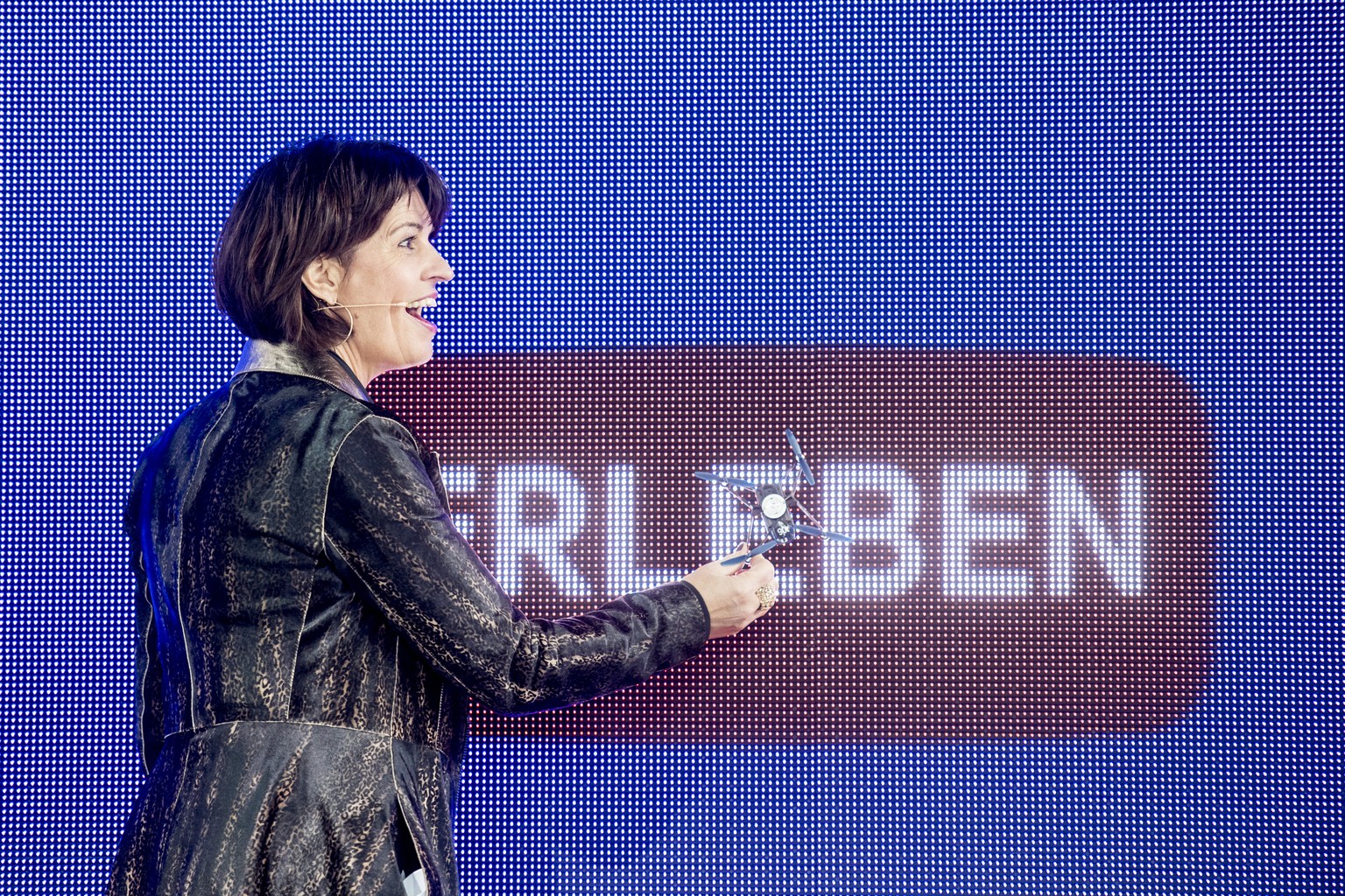 Bundespraesidentin Doris Leuthard eroeffnet mit einer Drohne den Digitaltag im Zuercher Hauptbahnhof, aufgenommen am Dienstag, 21. November 2017. (KEYSTONE/Ennio Leanza)