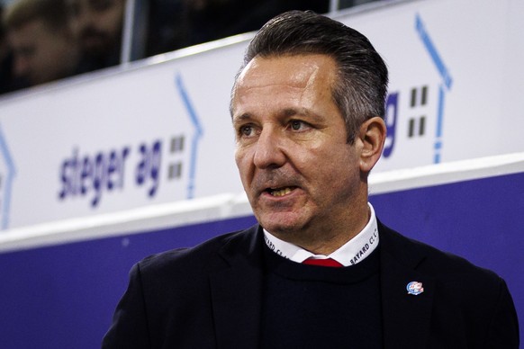 ZSC Lions Cheftrainer Marco Bayer waehrend dem Qualifikationsspiel der Eishockey-Meisterschaft der National League zwischen den Teams EHC Kloten und ZSC Lions am Dienstag, 27. Januar 2026, in Kloten.  ...