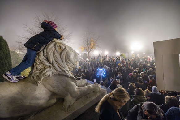 Des membres de la fonction publique vaudoise attendent le depart de cortege pour manifester dans les rues de la ville, lors d&#039;une journee d&#039;action et de greve du secteur de la fonction publi ...