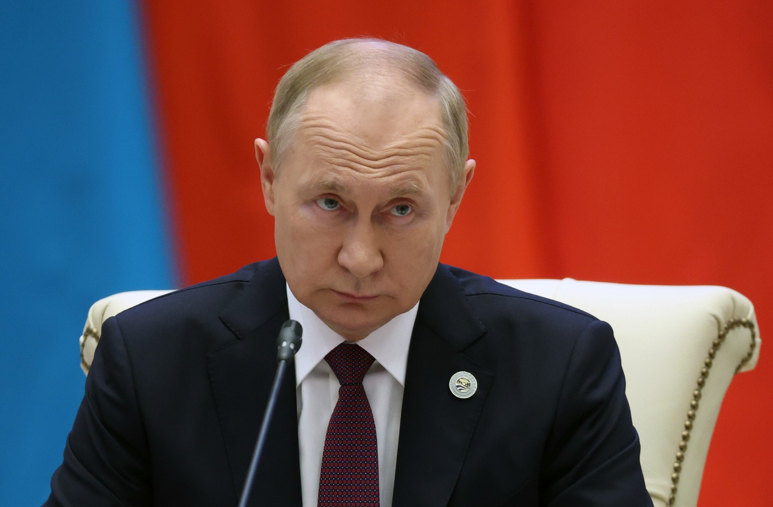 epa10187409 Russian President Vladimir Putin waits before the meeting in narrow format of the 22nd Shanghai Cooperation Organisation Heads of State Council (SCO-HSC) Summit, in Samarkand, Uzbekistan,  ...