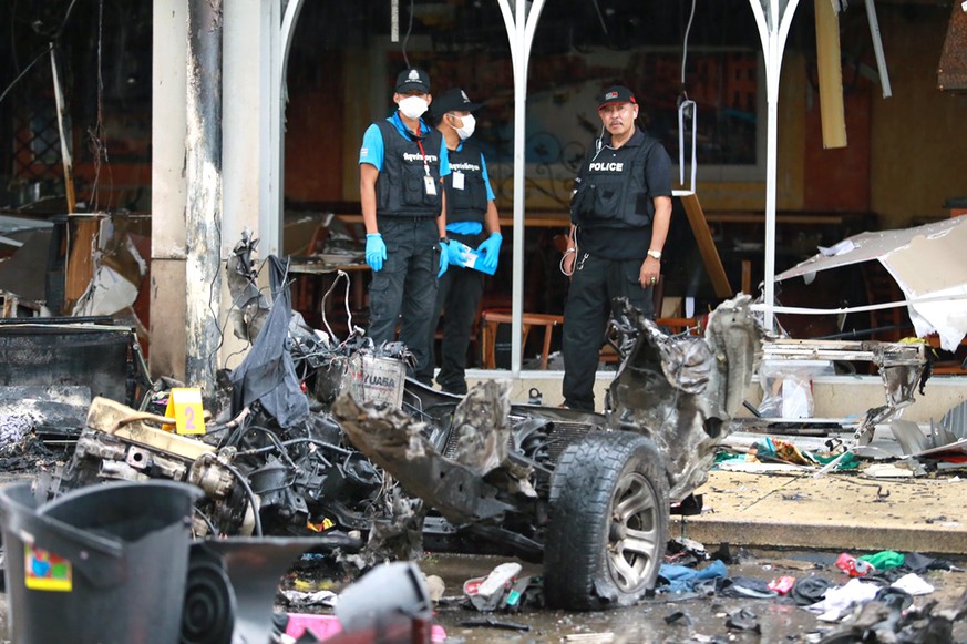 epa05952121 Thai forensic police officers inspect bomb damaged vehicles following a car bomb at Big C supermarket in Pattani province, southern Thailand, 09 May 2017. At least 52 people were injured a ...