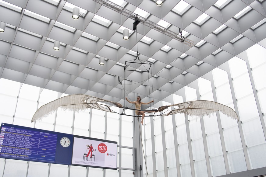 Darbietung von Rigolo Swiss Nouveau Cirque in der neuen Ankunftshalle, augenommen an der offiziellen Einweihung des neu gestalteten Bahnhofs und Bahnhofplatz, am Freitag, 31. August 2018, in St. Galle ...