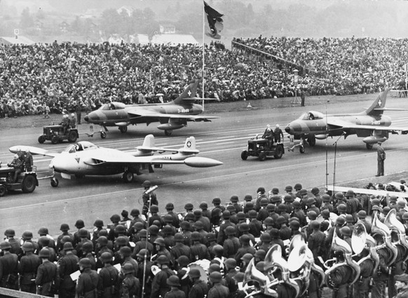 Defilee mit Kampflugzeugen der Schweizer Armee in Duebendorf, Kanton Zuerich, die von Traktoren gezogen werden, undatierte Aufnahme um 1980. An der Spitze eine de Havilland D.H.112 Venom, auch Sea Ven ...