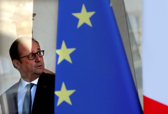 French President Francois Hollande walks to his office at the Elysee Palace in Paris, France, following the weekly cabinet meeting, October 12, 2016. REUTERS/Philippe Wojazer