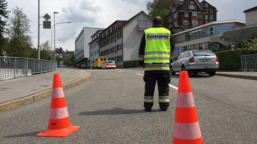 Dieser Teil der Bahnhofstrasse in Herisau war am Freitag während Stunden abgesperrt, weil sich ein Mann in einem Haus verschanzt hatte. Er drohte, sich selbst etwas anzutun. Die Polizei konnte ihn dav ...