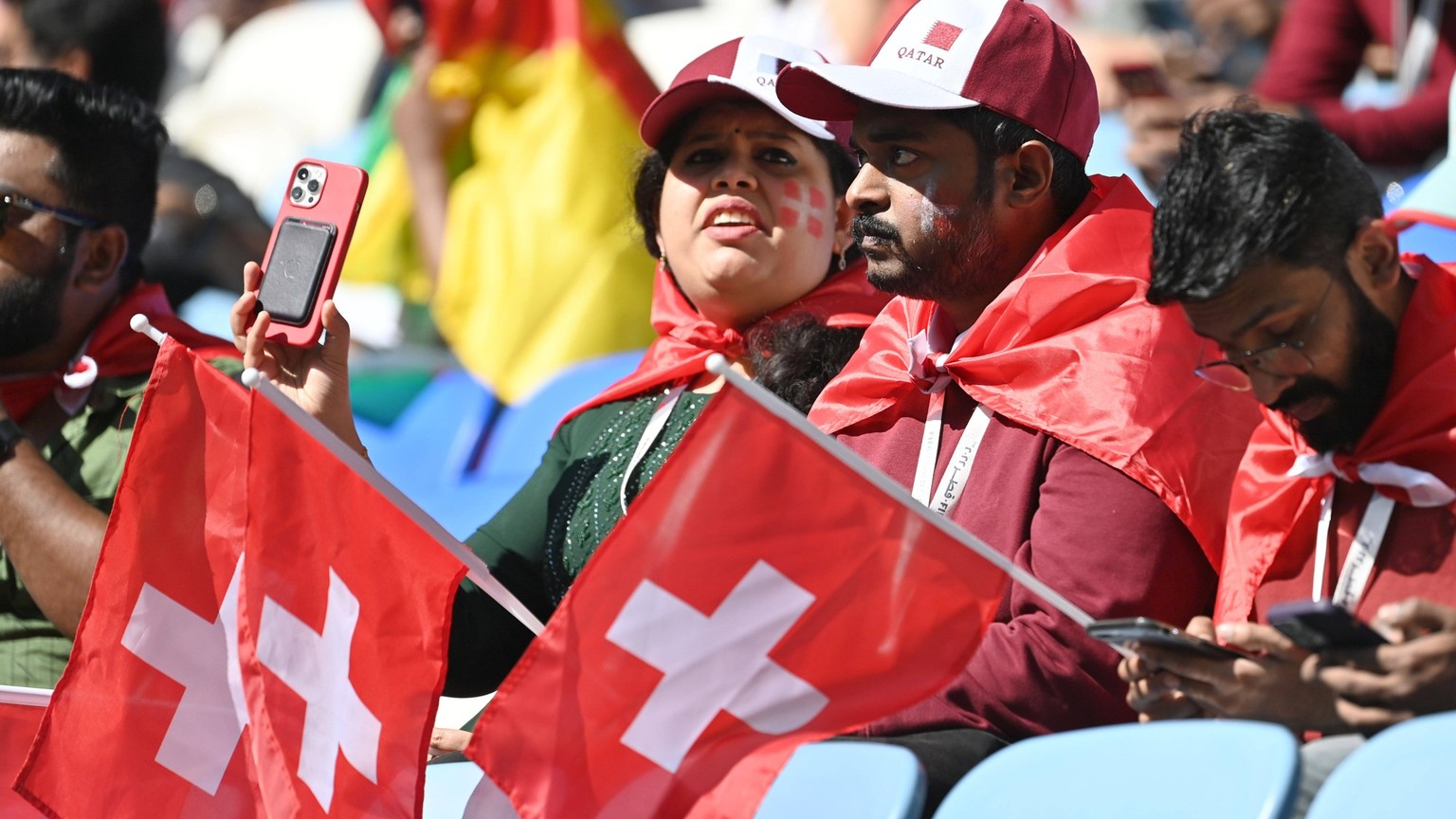 schweizer Fans,Fussballfans arabischer Herkunft, gekaufte Fans. Schweiz SUI - Kamerun CMR 1-0 Gruppenphase Gruppe G am 24.11.2022, Al Janoub Stadium. Fussball Weltmeisterschaft 2022 in Katar vom 20.11 ...