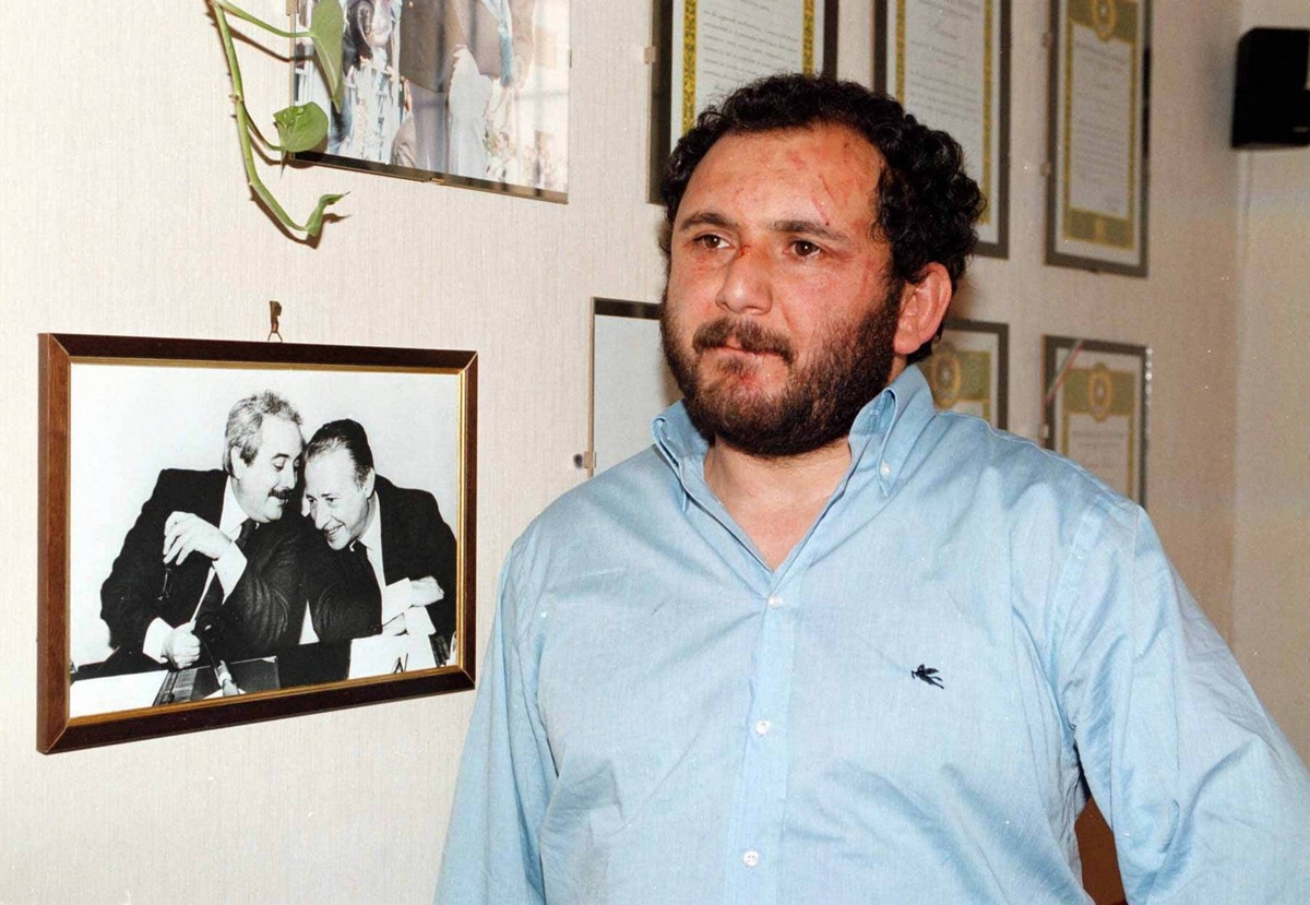 JOHN BRUSCA PALERMO - SPECIAL FEETHE MAFIOSO GIOVANNI BRUSCA IMMEDIATELY AFTER HIS CAPTURE, PORTRAIT IN THE CORRIDORS OF THE PALERMO POLICE HEADQUARTERS WITH A PHOTO OF GIOVANNI FALCONE AND PAOLO BORS ...