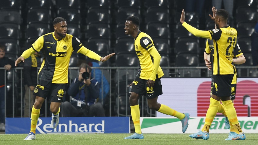 YBs Jordan Siebatcheu, links, jubelt nach seinem Tor zum 1-0, im Super League Spiel zwischen dem BSC Young Boys Bern und Servette FC, am Samstag 23. April 2022 im Stadion Wankdorf in Bern. (KEYSTONE/P ...