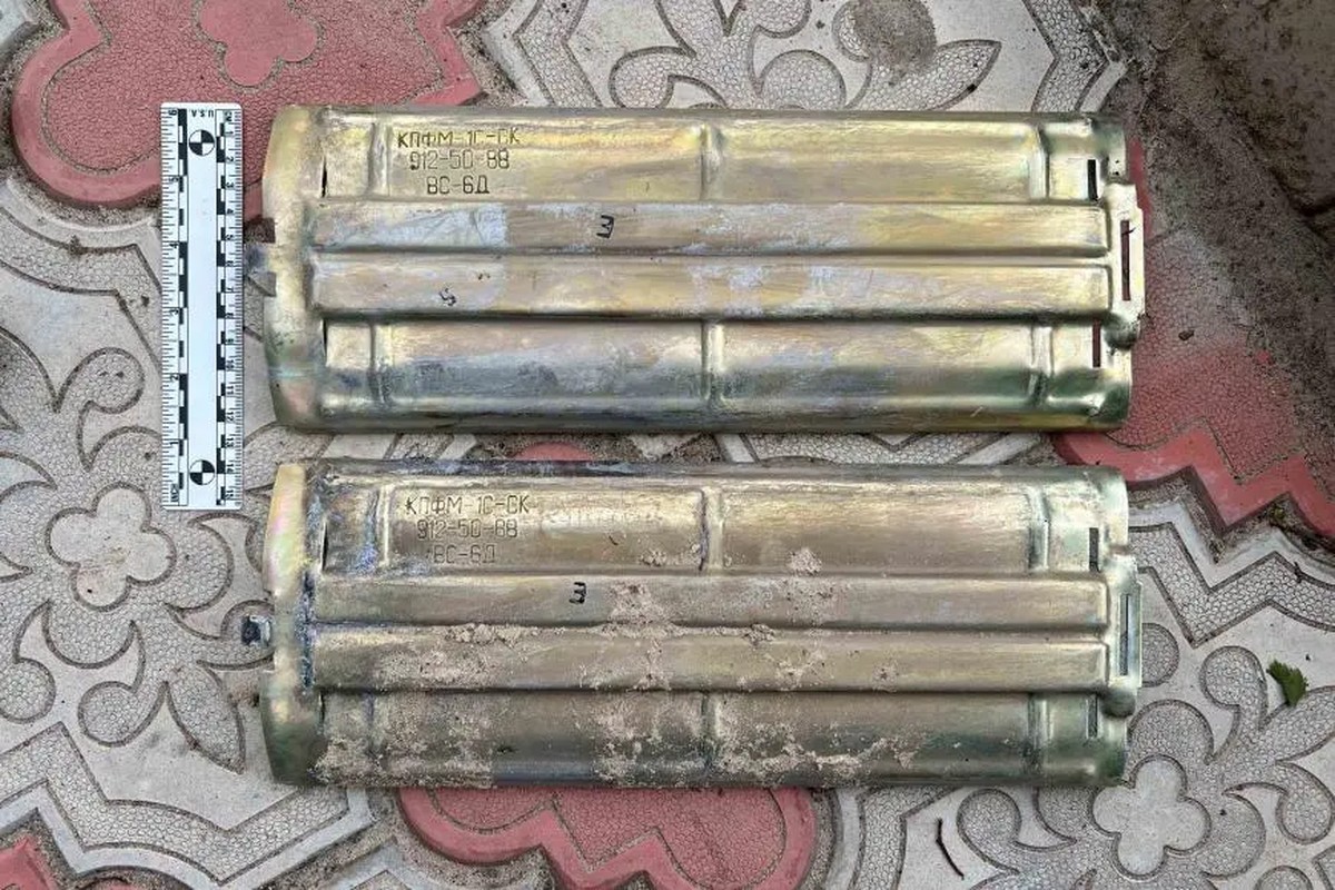 Fragments de trois conteneurs KPFM-1S-SK fabriqués en 1988, que les chercheurs de Human Rights Watch ont trouvés à Izioum, en Ukraine, en octobre 2022.