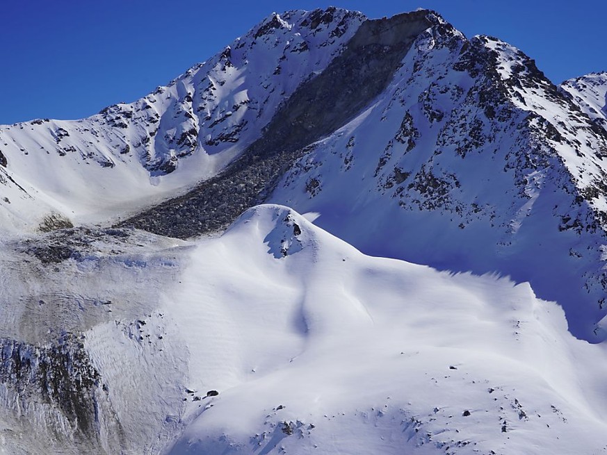 Der Felssturz am Flüela Wisshorn bei Davos umfasste mehrere zehntausend Kubikmeter Material. Zudem löste er eine Lawine aus.