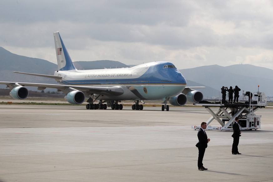 epa05631973 The Air Force One carrying US President Barack Obama arrives at the Athens International Airport in Athens, Greece, 15 November 2016. The US President is on a two-day visit to Athens. EPA/ ...