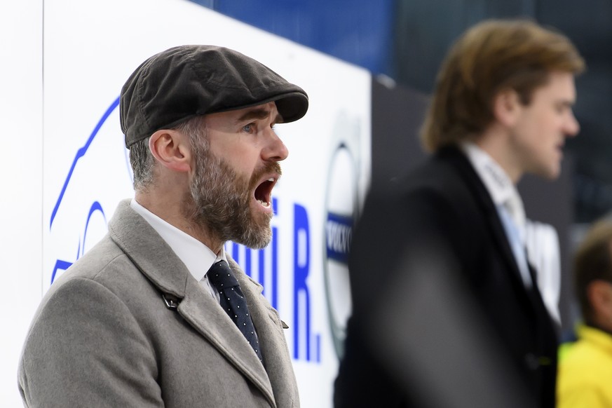 Cheftrainer und Sportdirektor Christian Dube, links, spricht an der Seite von Assistenztrainer Pavel Rosa, rechts, beim Eishockey Meisterschaftsspiel der National League A zwischen den HC Fribourg Got ...