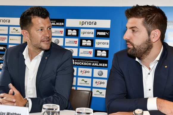 Mathias Walther, links, neuer Sportchef des Grasshopper Club Zuerich und CEO Manuel Huber, rechts, an einer Medienkonferenz in Zuerich am Donnerstag,18. Mai 2017. (KEYSTONE/Walter Bieri)