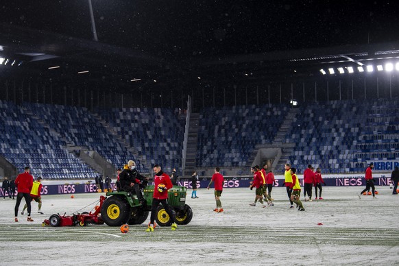 Im neuen Lausanner Stadion musste noch der Schnee vom Kunstrasen gebracht werden.