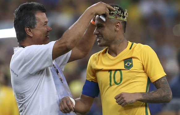 2016 Rio Olympics - Soccer - Final - Men&#039;s Football Tournament Gold Medal Match Brazil vs Germany - Maracana - Rio de Janeiro, Brazil - 20/08/2016. Neymar (BRA) of Brazil receives a crown from co ...