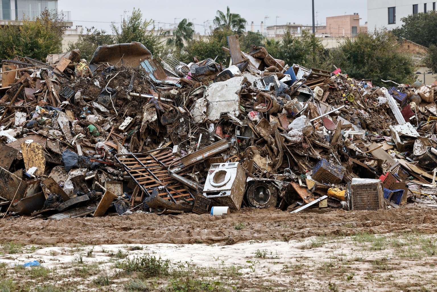 epa11700362 A pile of debris lies next to the V-30 highway in La Torre, Valencia, Spain, 04 November 2024. The devastating floods in Valencia and neighboring provinces have caused at least 213 fatalit ...