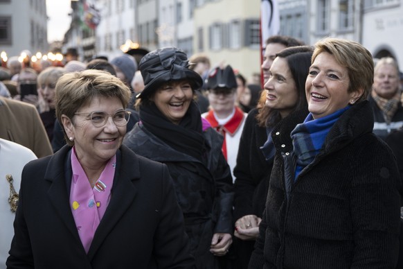 Bundespraesidentin Viola Amherd, links, freut sich mit der neuen Bundespraesidentin Karin Keller-Sutter, rechts, sich bei ihrer Feier als Bundespraesidentin in Wil, aufgenommen am Donnerstag, 19. Deze ...