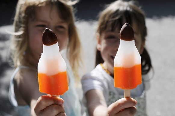 Zwei Maedchen halten eine Raketen Wasserglace in der Hand, am Montag, 25. Mai 2009 in St. Gallen. Die Rakete von Frisco ist seit 1969 ein Dauerbrenner unter den Glaces und begeistert seit 40 Jahren di ...