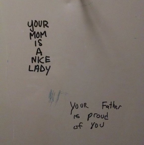 Oberes Graffito: «Deine Mama ist eine nette Dame.»Unteres Graffito: «Dein Vater ist stolz auf dich.»​