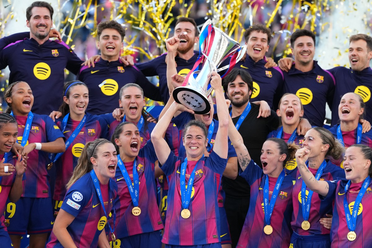 Barcelona's Marta Torrejon celebrates with the trophy after winning the Women's Champions League final soccer match between FC Barcelona and OL Lyonnes, in Oslo, Saturday, May 23, 2026. (AP  ...