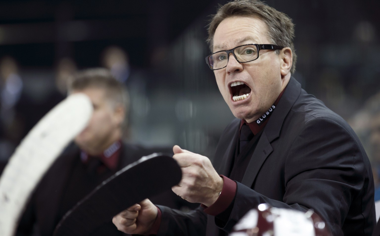 Geneve-Servette&#039;s Head coach Chris McSorley shouts against his players, during the game of National League A (NLA) Swiss Championship between Geneve-Servette HC and EHC Kloten Flyers, at the ice  ...