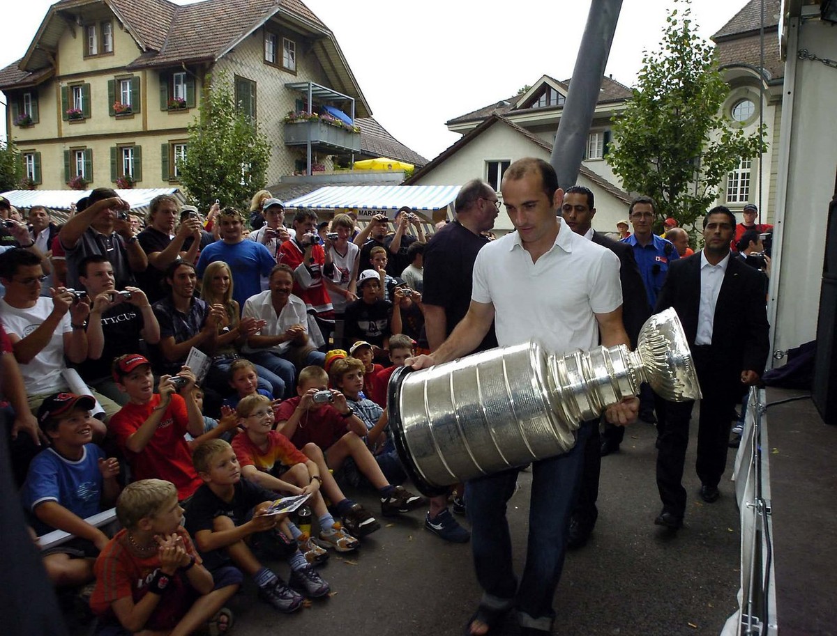 Der Torhueter der Ottawa Senators Martin "Tinu" Gerber praesentiert der Langnauer Bevoelkerung am Montag, 31. Juli 2006, in Langnau den NHL Stanleycup. Gerber gewann den Pokal mit den Caroli ...