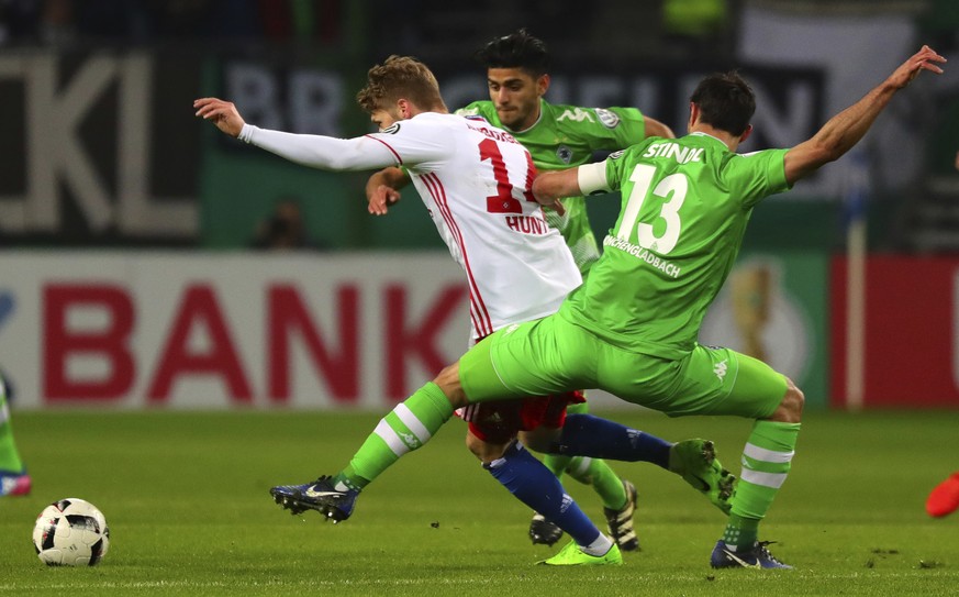 Hamburg&#039;s Aaron Hunt, centre, vies for the ball with Moenchengladbach&#039;s Lars Stindl,foreground, during the German soccer cup quarter final match between Hamburger SV and Borussia Moenchengla ...