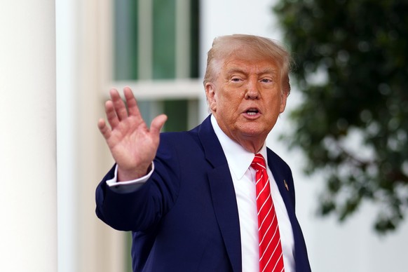 epa12084618 US President Donald Trump speaks to the media outside West Wing of the White House in Washington, DC, USA, 08 May 2025. EPA/WILL OLIVER