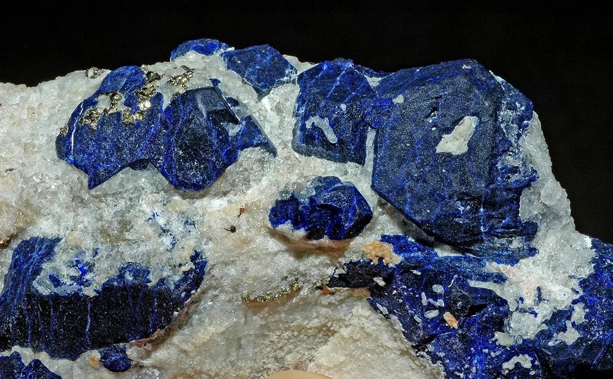 Le lapis-lazuli, pierre semi-précieuse, était très convoité: son prix à l’once était le même que celui de l’or.
https://commons.wikimedia.org/wiki/File:Lazurite_et_pyrite_(Afghanistan).jpg