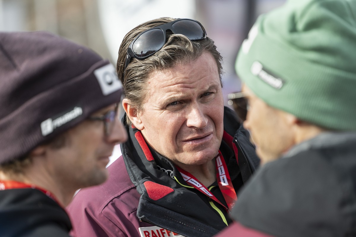 Urs Lehmann, President of Swiss-Ski, center, speaks with Diego Zueger CEO Commercial of Swiss-Ski, right, and Philipp Baertsch, head of communication of Swiss-Ski, in the finish area during the women& ...