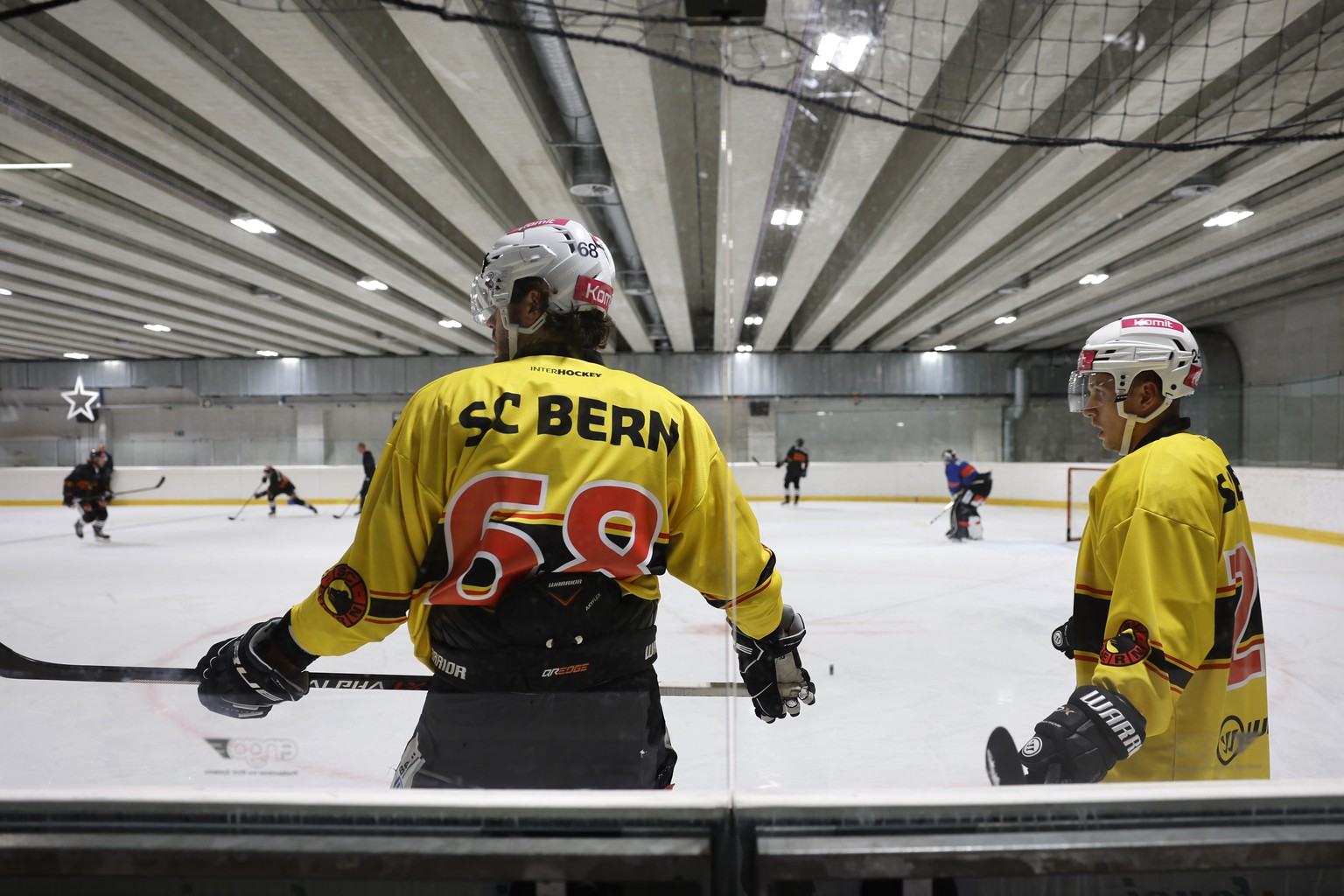 Berns Eric Gelinas, links, und Dominik Kahun waehrend dem ersten offiziellen Eistraining des SCB, am Dienstag, 2. August 2022 in der Postfinance Arena in Bern. (KEYSTONE/Peter Klaunzer)