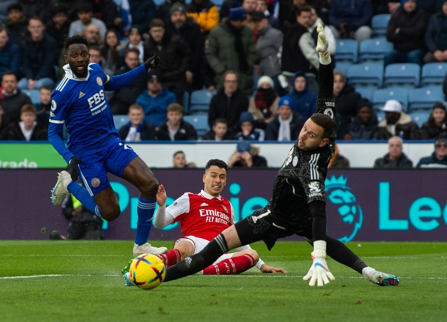 epa10490519 Arsenal&#039;s Gabriel Martinelli scores the 0-1 goal during the English Premier League soccer match between Leicester City and Arsenal, in Leicester, Britain, 25 February 2023. EPA/PETER  ...