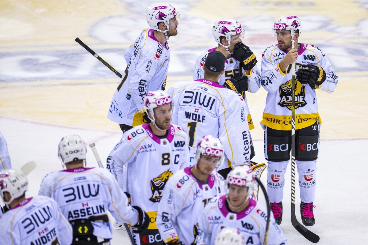 La deception des joueurs jurassien, lors du match du championnat suisse de hockey sur glace de National League LNA, entre le Geneve Servette HC et le HC Ajoie, ce samedi 23 septembre 2023 a la patinoi ...