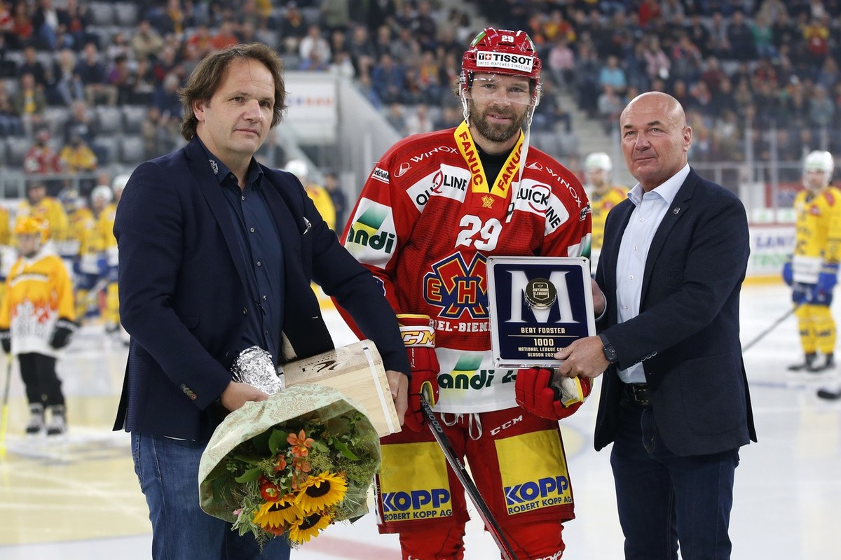 Biels Beat Forster wird vor dem Spiel fuer sein 1000. Spiel in der National League von EHCB General Manager Martin Steinegger, links, und Liga-Direktor Denis Vaucher, rechts, geehrt, vor dem Eishockey ...