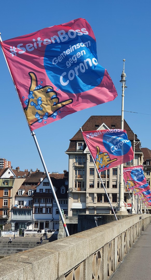 Im letzten Frühjahr wurde die mittlere Rheinbrücke mit dem &quot;Seifenboss&quot;, beflaggt, es war mir unwohl in den ÖV, deshalb ging ich immer zu Fuss zur Arbeit, das Bild entstand vor einem Spätdie ...