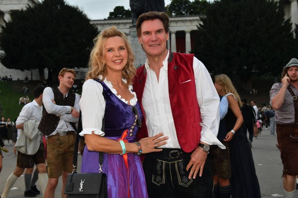 Veronica Ferres und Carsten Maschmeyer / Wiesn 2025 / 2. Wiesntag / Almauftrieb / K�fer / M�nchen / 21. September 2025 *** Veronica Ferres and Carsten Maschmeyer Wiesn 2025 2 Wiesntag Almauftrieb K�fe ...