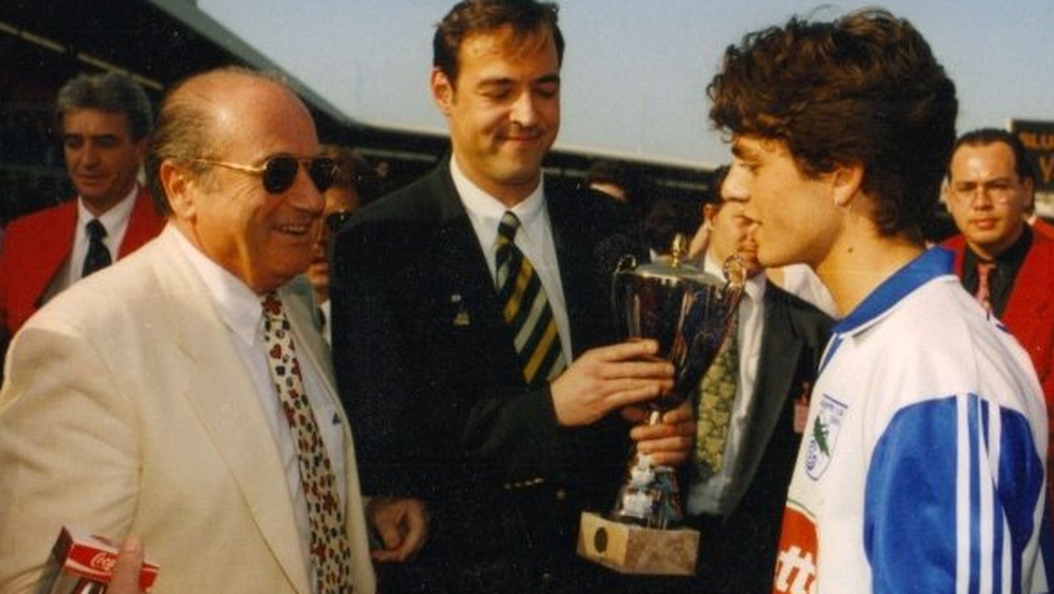 1997: GC-Nachwuchs-Captain Sevan Copkan wird vom späteren FIFA-Präsidenten Sepp Blatter geehrt.