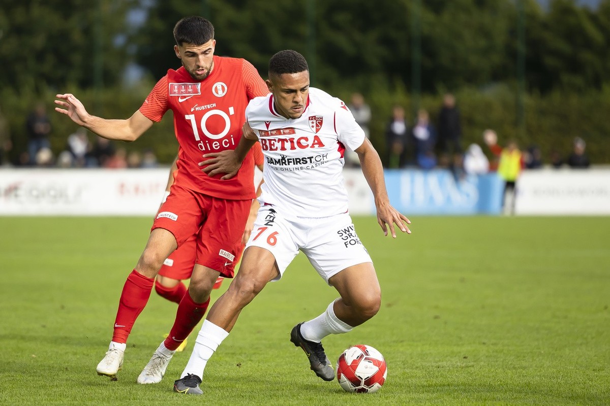 FC Rapperswil-Jona Raijad Saliji, links, spielt um den Ball mit FC Sions Cleiton Itaitinga im Schweizer Fussball Cup 1/16 Finalspiel zwischen dem FC Rapperswil-Jona und dem FC Sion am Samstag, 17. Sep ...
