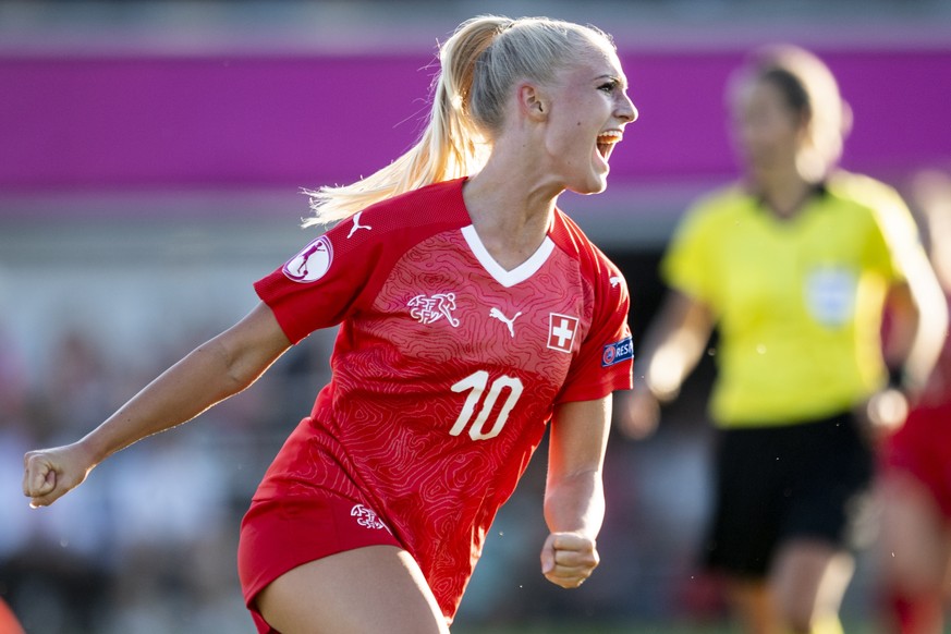 epa06897082 Switzerland&#039;s Alisha Lehmann celebrate the 2-2 goal during the UEFA European Women&#039;s Under 19 Championship 2018 match between Switzerland and France in the Niedermatten stadium i ...