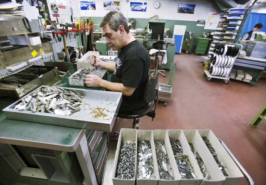 Der Messerhersteller Victorinox gehört zu den wenigen Firmen, die Behinderte anstellen.