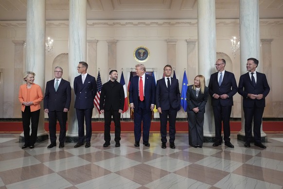 KEYPIX - European Commission President Ursula von der Leyen, from left, British Prime Minister Keir Starmer, Finland&#039;s President Alexander Stubb, Ukrainian President Volodymyr Zelenskyy, Presiden ...
